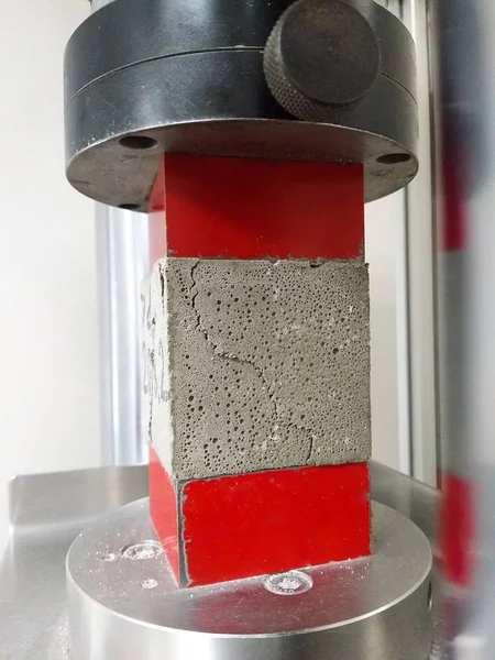 Test wytrzymałości na ściskanie na moduł betonu — Zdjęcie stockowe