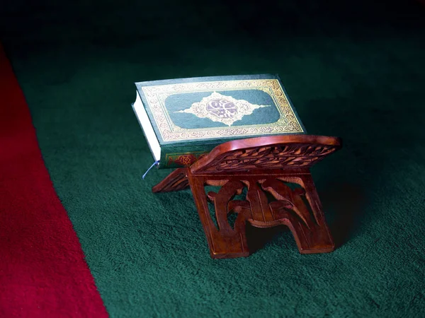 Натюрморт зображення на Коран. — стокове фото