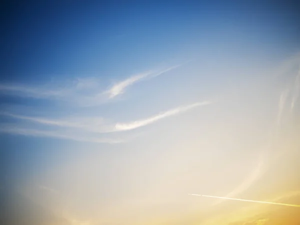 Mooie zomerse hemel met pluizige wolk op blauwe — Stockfoto