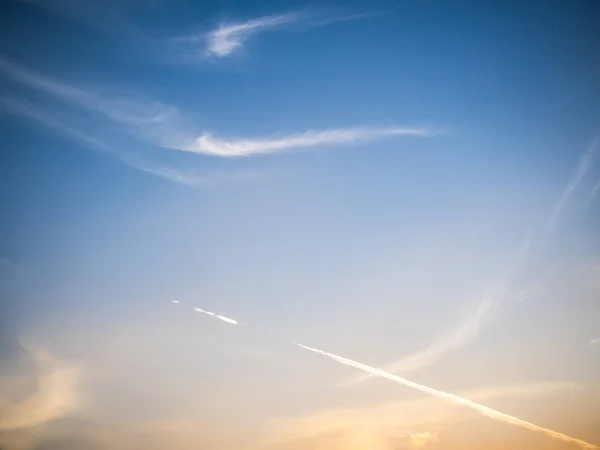 美丽的夏日天空与蓬松的云在蓝色 — 图库照片