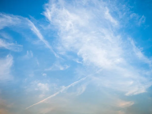 美丽的夏日天空与蓬松的云在蓝色 — 图库照片
