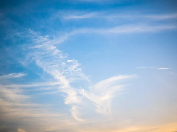 Mooie zomerse hemel met pluizige wolk op blauwe — Stockfoto