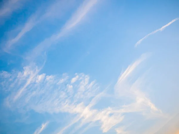 Schöner Sommerhimmel mit flauschigen Wolken auf blauem Grund — Stockfoto