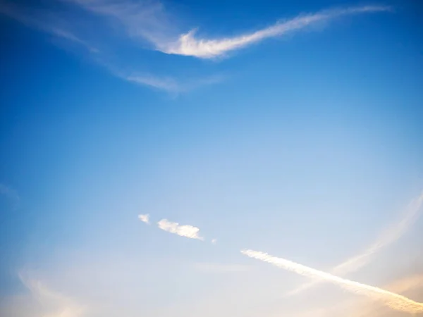 Schöner Sommerhimmel mit flauschigen Wolken auf blauem Grund — Stockfoto