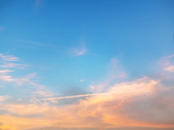 Vackra sommarhimlen med fluffigt moln på blå — Stockfoto
