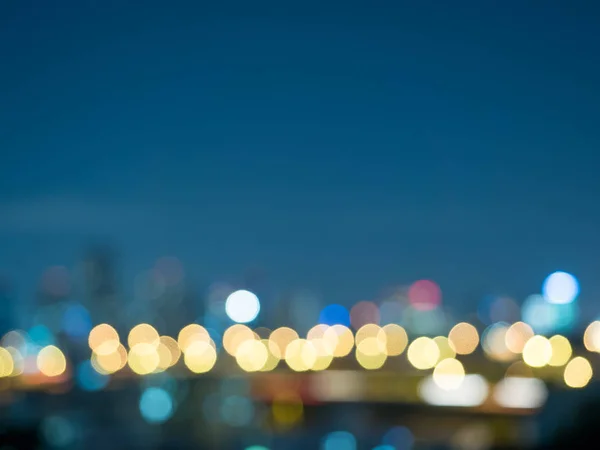 都市は夜の時間で背景をぼかし — ストック写真