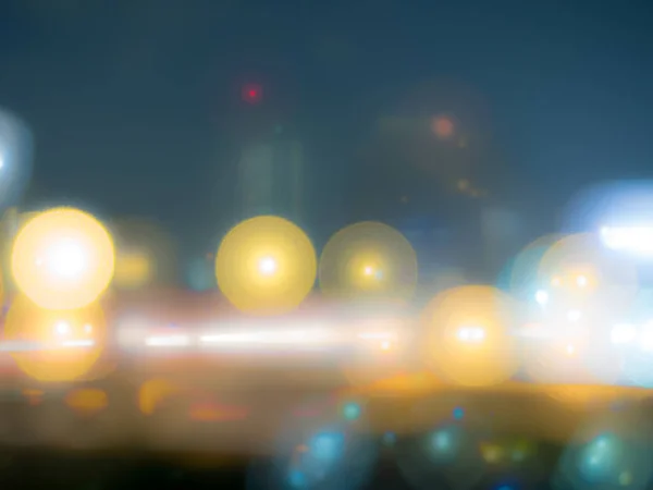 都市は夜の時間で背景をぼかし — ストック写真