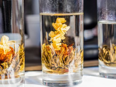 Bitkisel çiçek sıcak çay işleminde, aroma bev şeffaf cam üzerinde