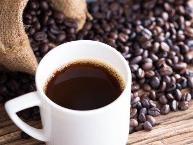 siyah kahve çekirdekleri yaşlı ahşap üzerine kavrulmuş