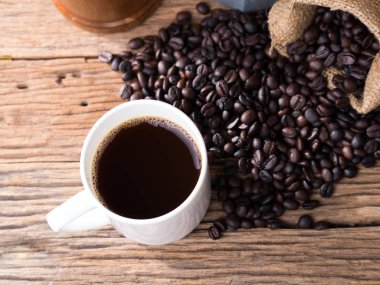 siyah kahve çekirdekleri yaşlı ahşap üzerine kavrulmuş