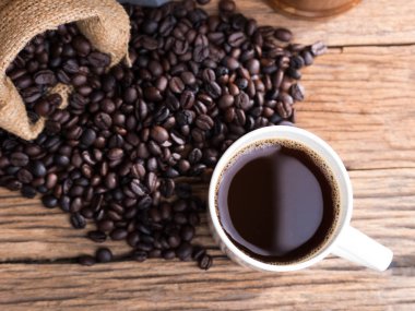 siyah kahve çekirdekleri yaşlı ahşap üzerine kavrulmuş