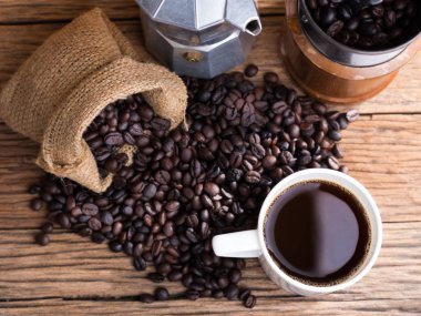 siyah kahve çekirdekleri yaşlı ahşap üzerine kavrulmuş