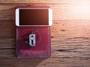 akıllı telefon ve kulakları ahşap arka plan üzerinde fiş