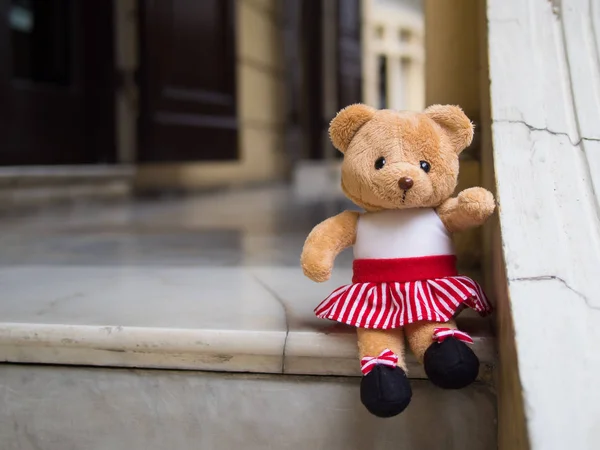 Cute teddy bruine beer met volledig ingericht, zittend op de vloer — Stockfoto