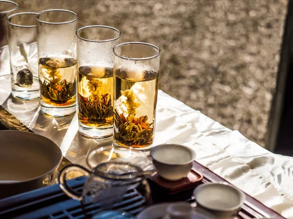 Flor de ervas chá quente em vidro transparente no processo — Fotografia de Stock
