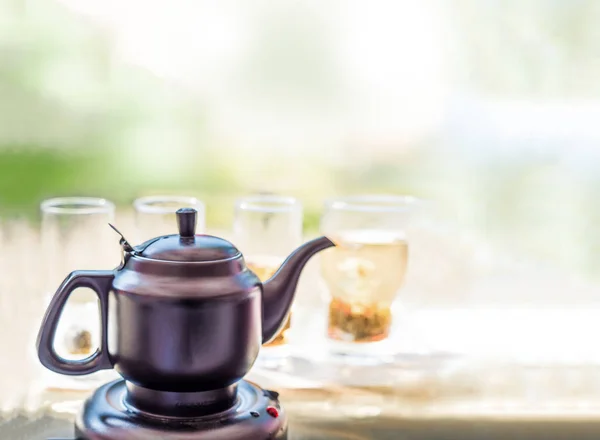 Bule de chá quente da flor herbal no processo, bebida do aroma para refrescar — Fotografia de Stock