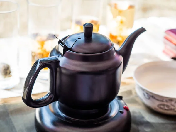 Bule de chá quente da flor herbal no processo, bebida do aroma para refrescar — Fotografia de Stock