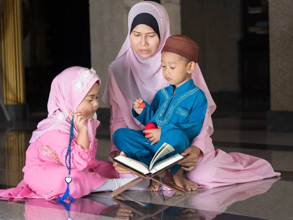 Heureuse fille musulmane avec plein hijab en robe rose — Photo