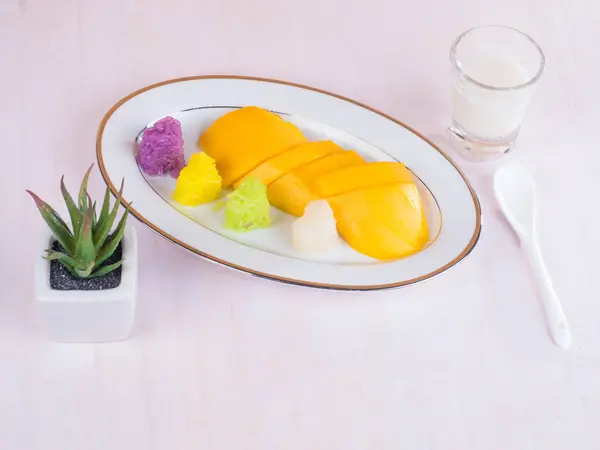 Lepkavá rýže s zralé mango a kokosovým krémem — Stock fotografie