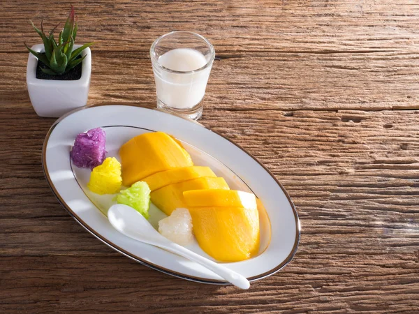 Lepkavá rýže s zralé mango a kokosovým krémem — Stock fotografie