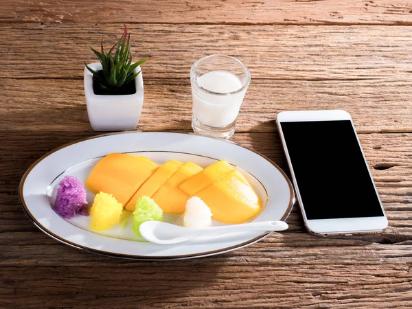 Klibbigt ris med mogna mango och kokos grädde — Stockfoto