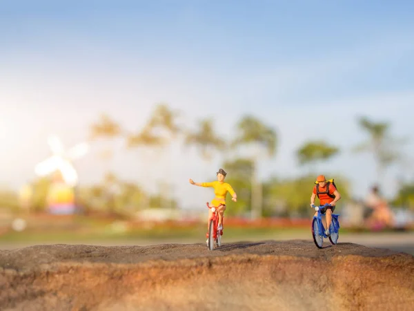 Mini figuur speelgoed fiets buiten op het zonnige dag — Stockfoto