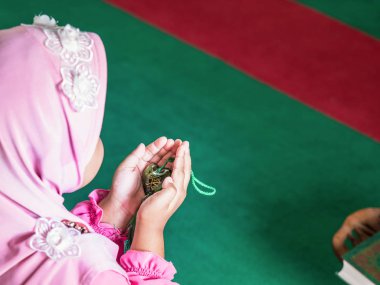 pembe elbiseli tam hijab ile mutlu Müslüman kız