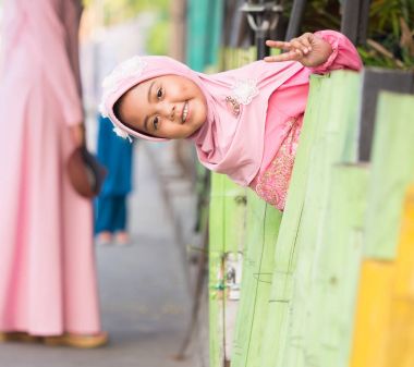 pembe elbiseli tam hijab ile mutlu Müslüman kız