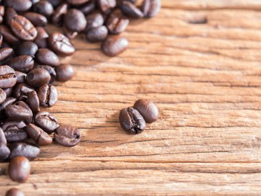 siyah kahve çekirdekleri yaşlı ahşap üzerine kavrulmuş