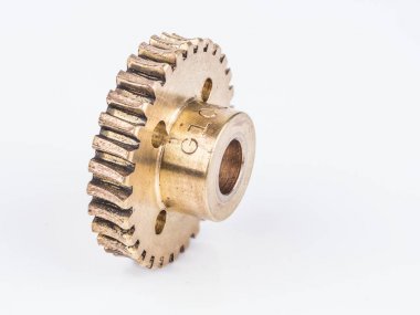 vintage tek pirinç metal dişli üzerine beyaz yansıtan