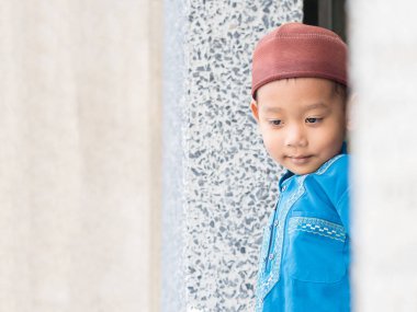 tam elbise ile mutlu Müslüman çocuk