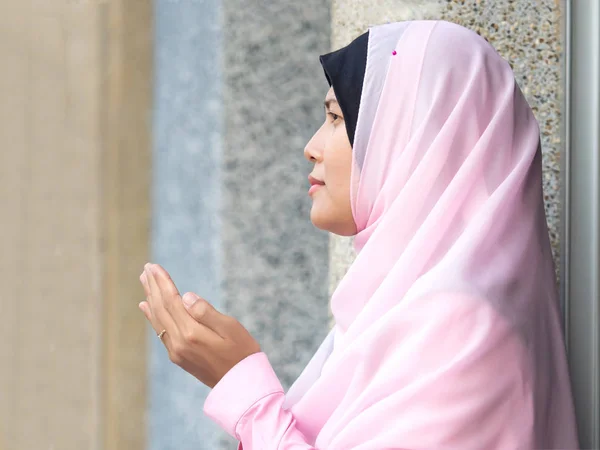 Счастливая мусульманка с полным хиджабом в розовом платье — стоковое фото