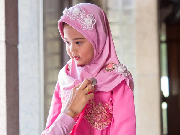Gadis muslim yang bahagia dengan hijab penuh dalam gaun merah muda — Stok Foto