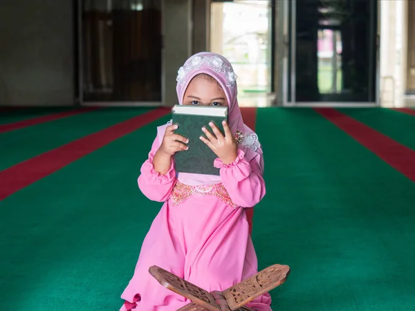 Menina muçulmana feliz com hijab completo em vestido rosa — Fotografia de Stock