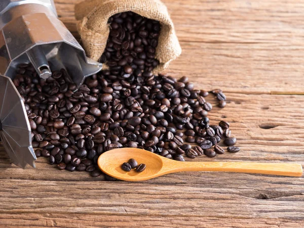 Svart rostade kaffebönor på åldern trä — Stockfoto