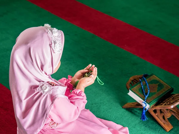 Menina muçulmana feliz com hijab completo em vestido rosa — Fotografia de Stock