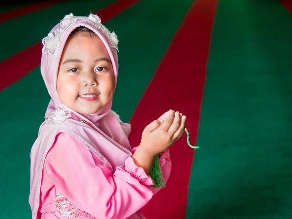 Onnellinen muslimi tyttö täynnä hijab vaaleanpunainen mekko — kuvapankkivalokuva