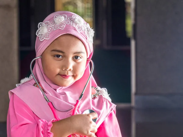 Felice ragazza musulmana con hijab completo in abito rosa — Foto Stock