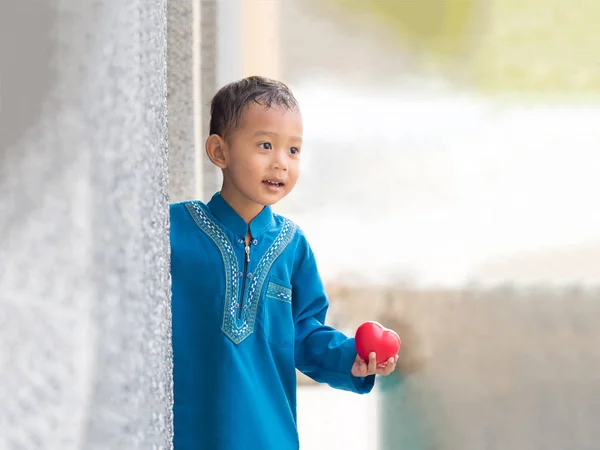 Happy muslim kid with full traditional dress. — Stock Photo, Image