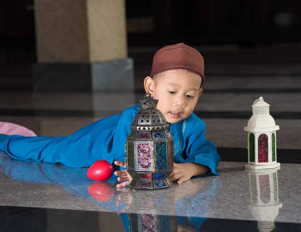 Heureux enfant musulman avec robe complète jouant lanterne — Photo