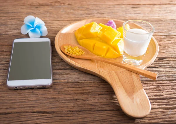 Riso appiccicoso con mango maturo e crema di cocco — Foto Stock