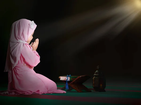 Счастливая мусульманская девушка с полным хиджабом в розовом платье — стоковое фото