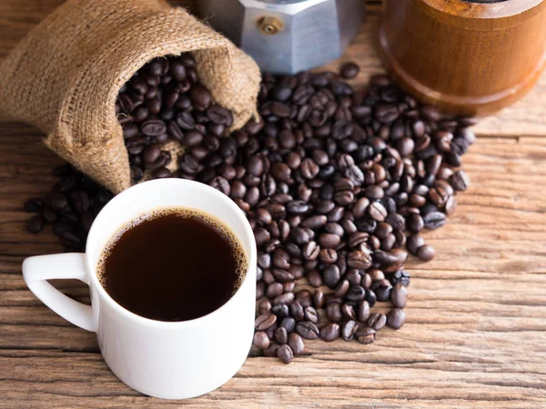 Svart rostade kaffebönor på åldern trä — Stockfoto