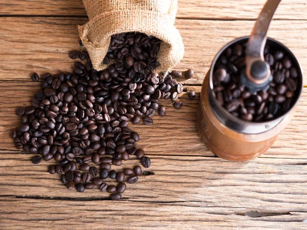 Svart rostade kaffebönor på åldern trä — Stockfoto