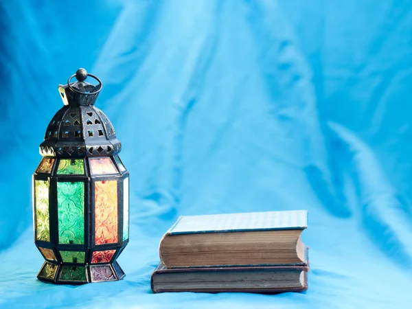 O livro sagrado islâmico, em fundo escuro — Fotografia de Stock