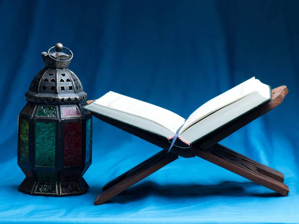 Le livre sacré islamique, en arrière-plan sombre — Photo