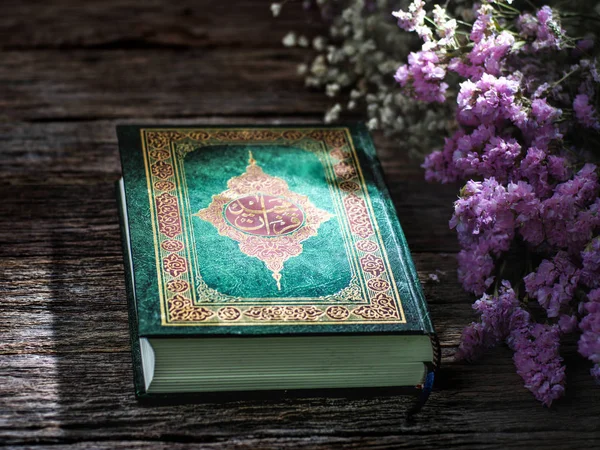 Corán o Kurán, el libro sagrado islámico , — Foto de Stock