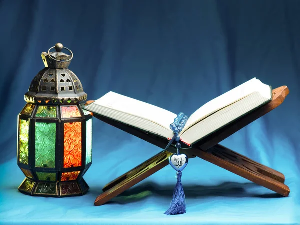 Le livre sacré islamique, en arrière-plan sombre — Photo