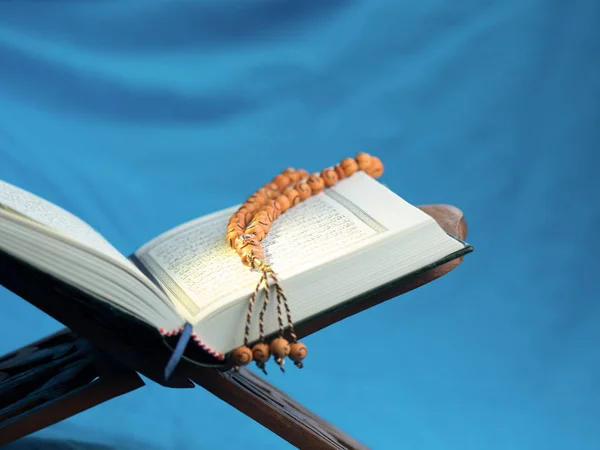 Alcorão, o livro sagrado islâmico — Fotografia de Stock