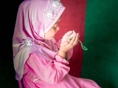 pembe elbiseli tam hijab ile mutlu Müslüman kız